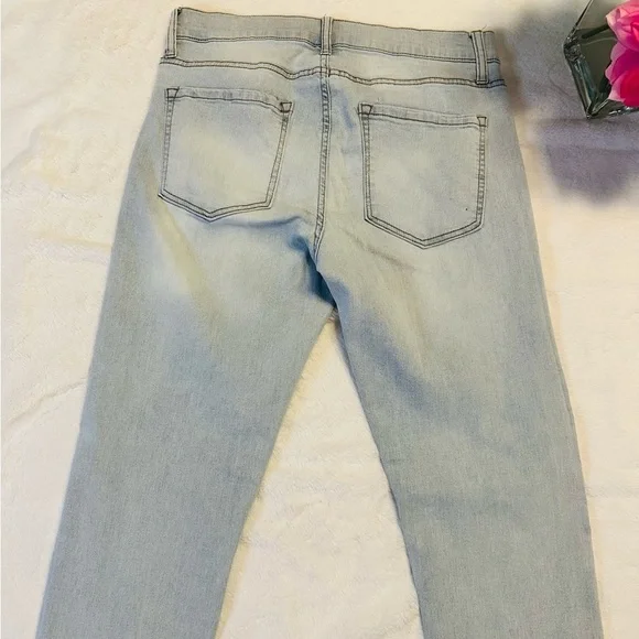 Lazer Pointe light wash men’s jeans